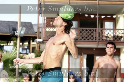 Curacao 2 janjuari 2009
Jan Smit Demy de Zeeuw Nick Schilder en Simon Keizer aan het voetvolleyballen op het strand bij lions Dive.
Yolanthe Cabau v Kasbergen en de vriendinnen van Demy en Nick moedigen ze aan.
Peter Smulders bv