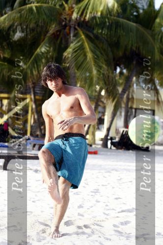 Curacao 2 janjuari 2009
Jan Smit Demy de Zeeuw Nick Schilder en Simon Keizer aan het voetvolleyballen op het strand bij lions Dive.
Yolanthe Cabau v Kasbergen en de vriendinnen van Demy en Nick moedigen ze aan.
Peter Smulders bv