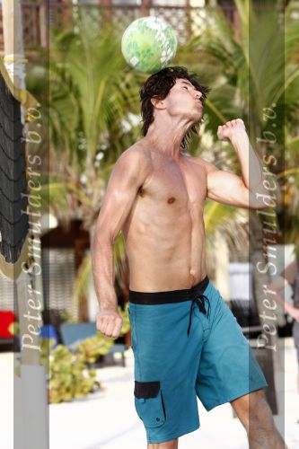Curacao 2 janjuari 2009
Jan Smit Demy de Zeeuw Nick Schilder en Simon Keizer aan het voetvolleyballen op het strand bij lions Dive.
Yolanthe Cabau v Kasbergen en de vriendinnen van Demy en Nick moedigen ze aan.
Peter Smulders bv