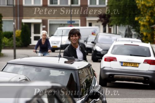 Volendam 19 mei 2009
Vandaag werd bekend gemaakt dat Yolanthe Cabau v Kasbergen en Jan smit na 2 en een half jaar hun relatie hebben verbroken. Voor hun huis stond veel pers en fans. Simon Keizer
Peter Smulders bv