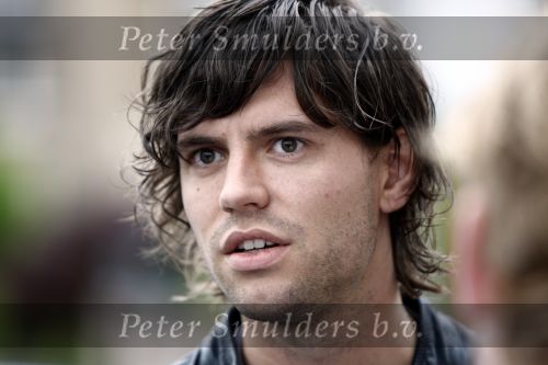 Volendam 19 mei 2009
Vandaag werd bekend gemaakt dat Yolanthe Cabau v Kasbergen en Jan smit na 2 en een half jaar hun relatie hebben verbroken. Voor hun huis stond veel pers en fans. Simon Keizer
Peter Smulders bv