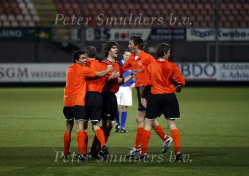 Volendam 24 maart 2009
Artiesten volendam waaronder Jan Smit en Simon Keizer voetballen in het stadion van Volendam tegen oa Mental Theo nabuurs Grad Damen en Rashid. Dick Jol is de scheidsrechter. Uiteindelijk wint brabant met 2-4
Peter Smulders bv