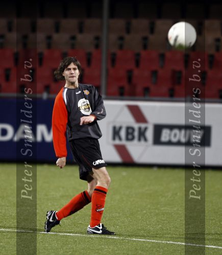 Volendam 24 maart 2009
Artiesten volendam waaronder Jan Smit en Simon Keizer voetballen in het stadion van Volendam tegen oa Mental Theo nabuurs Grad Damen en Rashid. Dick Jol is de scheidsrechter. Uiteindelijk wint brabant met 2-4
Peter Smulders bv