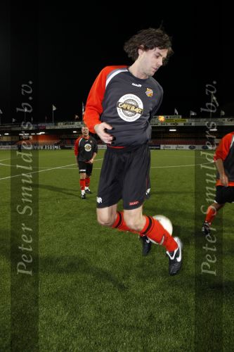 Volendam 24 maart 2009
Artiesten volendam waaronder Jan Smit en Simon Keizer voetballen in het stadion van Volendam tegen oa Mental Theo nabuurs Grad Damen en Rashid. Dick Jol is de scheidsrechter. Uiteindelijk wint brabant met 2-4
Peter Smulders bv