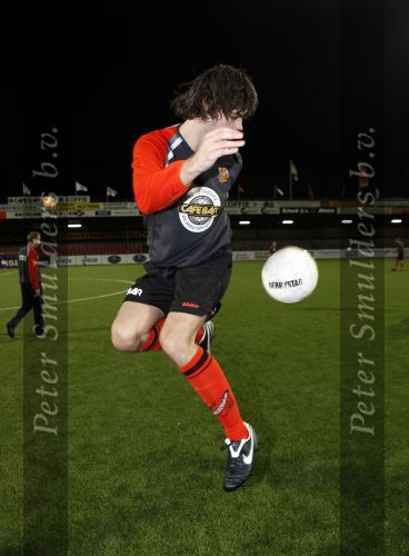 Volendam 24 maart 2009
Artiesten volendam waaronder Jan Smit en Simon Keizer voetballen in het stadion van Volendam tegen oa Mental Theo nabuurs Grad Damen en Rashid. Dick Jol is de scheidsrechter. Uiteindelijk wint brabant met 2-4
Peter Smulders bv