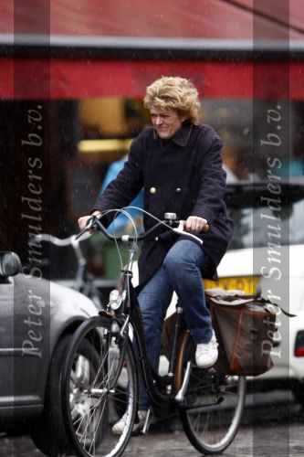 Amsterdam 5 april 2008
Simone Kleinsma op de fiets in de regen.