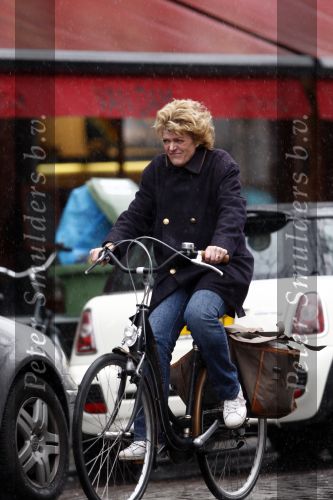 Amsterdam 5 april 2008
Simone Kleinsma op de fiets in de regen.