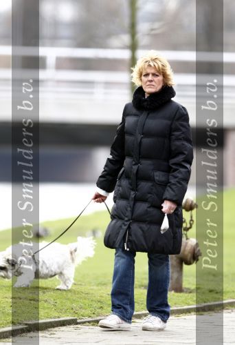 Amsterdam 8 februari 2008
Simone Kleinsma laat haar hondje uit.
Peter Smulders bv