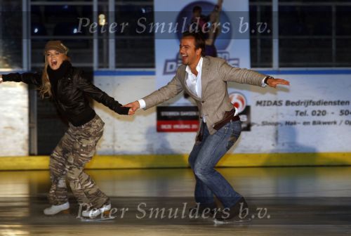 Amsterdam 23 oktober 2007
Nance Coolen en Gerard Joling bij presentatie sterren dansen op het ijs van sbs6  op de jaap eden baan. Geert Hoes en Sittah