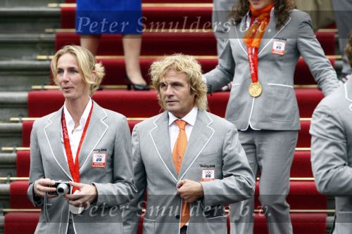 Den Haag 27 augustus 2008
De Olympische medaille winnaars van Peking op het bordes bij Koningin Beatrix. Aanwezig oa Anky v Grunsven Maarten v d Weijden Inge Dekker Marianne Vos Naomi v As Fatima de Moreiro Melo, anky v Grunsven Deborah Gravenstijn...Sjef Jansen