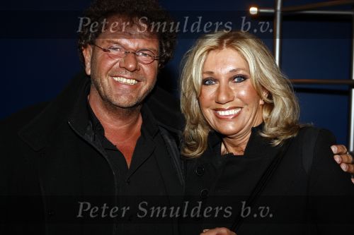 Hilversum 5 maart 2009
Uitreiking gouden buma harpen in studi 21. Sjoukje Smit met haar kersverse echtgenote/man
Peter Smulders bv