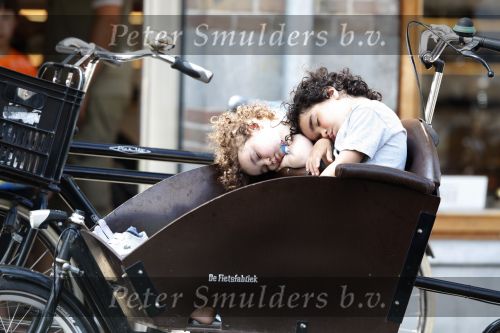 Amsterdam 10 april 2008
2 kindjes liggen te slapen in een bakfiets.
Peter Smulders bv