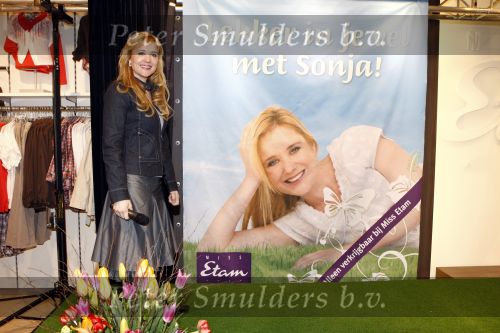Utrecht 12 maart 2008
Sonja Bakker presenteert boek in samenwerking met Miss Etam.
Peter Smulders bv