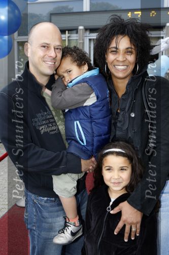 Amsterdam 7 oktober 2007
Premiere Matroos in de doos in de meervaart. Sophia Wezer met man en kinderen