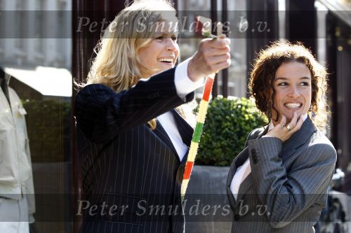 Amsterdam 12 april 2008
Katja Schuurman en Sophie Hilbrand voor hun programma bij oger op de pc hooftstraat. Ze kleden Carlo Boszhard aan.