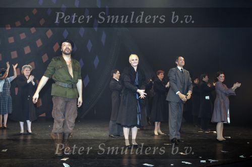 Rotterdam 16 december 2007
Premiere Evita in het nieuwe Luxor met oa Stanley Burleson Brigitte Heitzer en Roberto de GRoot. Andrew Lloyd Webber en Pieter v Vollenhoven zijn daarbij aanwezig.
