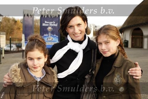 Kaatsheuvel 24 november 2007
Premiere Assepoester in de efteling. Stella Gommans met nichtjes