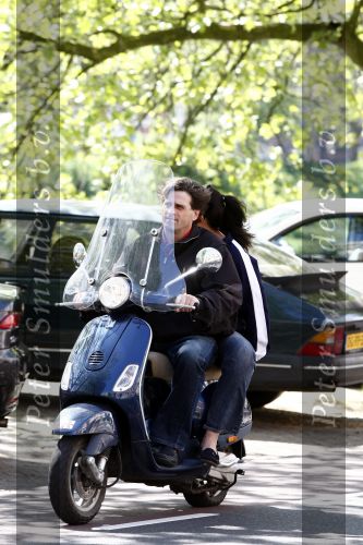 Amsterdam 13 mei 2009
Steve Brown met een vriendin op zijn vespa scooter.
Peter Smulders bv