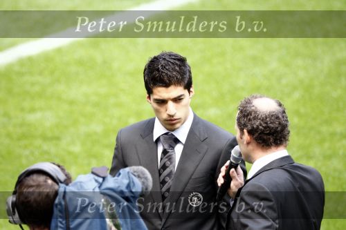 Amsterdam 10 mei 2009
Ajax-fc twente in de arena. De harde kern ajax supporters komt de eerste helft niet kijken en heeft spanddoeken opgehangen om te protesteren tegen het beleid bij ajax. Suarez wordt door Danny Blind gekroond tot beste speler van het afgelopen jaar
Peter Smulders bv