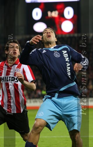 Eindhoven, 19 Maart 2008 Kompetitiewedstrijd PSV-AJAX, eindstand 0-0 
Seizoen 2007/2008
Suarez in duel met Otman Bakkal