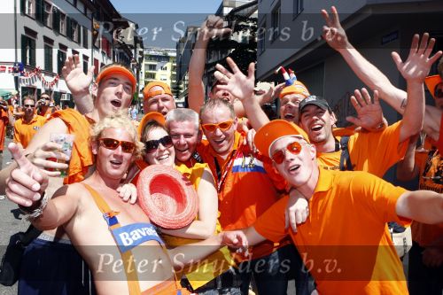 Basel 21 juni 2008
Nederland speelt in de 1/4 finale op de ek tegen Rusland. In Basel lopen 150000 supporters van Nederland en maken er een feestje van.