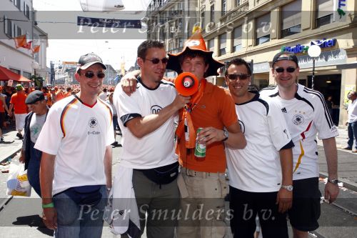 Basel 21 juni 2008
Nederland speelt in de 1/4 finale op de ek tegen Rusland. In Basel lopen 150000 supporters van Nederland en maken er een feestje van.