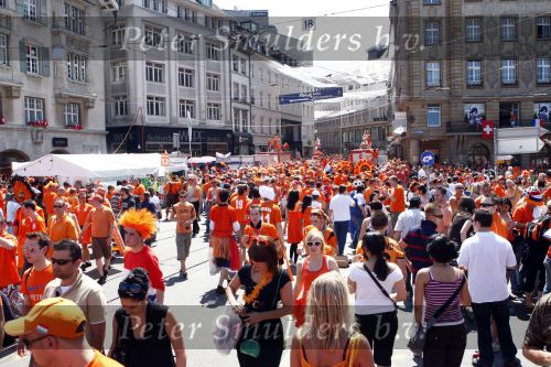 Basel 21 juni 2008
Nederland speelt in de 1/4 finale op de ek tegen Rusland. In Basel lopen 150000 supporters van Nederland en maken er een feestje van.
