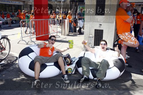 Basel 21 juni 2008
Nederland speelt in de 1/4 finale op de ek tegen Rusland. In Basel lopen 150000 supporters van Nederland en maken er een feestje van.