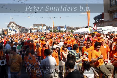 Basel 21 juni 2008
Nederland speelt in de 1/4 finale op de ek tegen Rusland. In Basel lopen 150000 supporters van Nederland en maken er een feestje van.