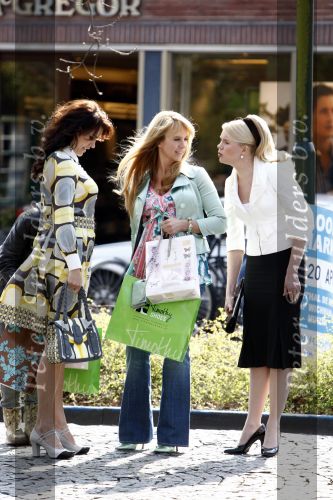Laren 14 april 2008
Opnames Gooische vrouwen  met Linda de Mol Susan Visser Tjitske Reidinga en Alex Klaasen. Ze rijden in Gooische vrouwen met Linda de Mol haar porsche cabrio.