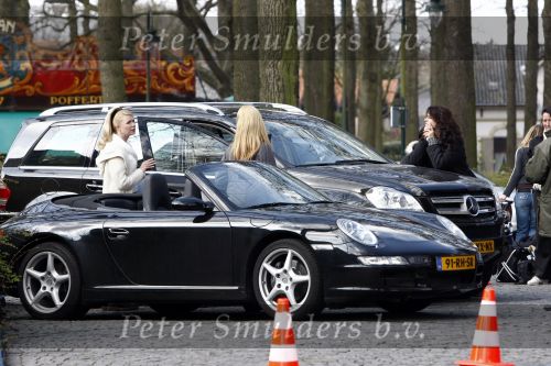 Laren 14 april 2008
Opnames Gooische vrouwen  met Linda de Mol Susan Visser Tjitske Reidinga en Alex Klaasen. Ze rijden in Gooische vrouwen met Linda de Mol haar porsche cabrio.