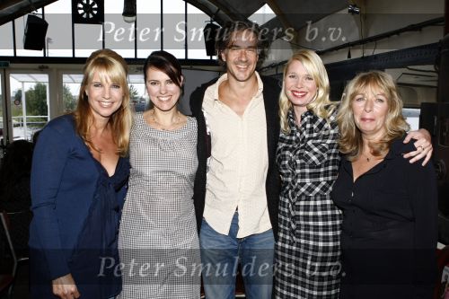 Amsterdam 16 september 2008
Gooische vrouwen met Linda de Mol Susan Visser Tjitske Reidinga Leopold Witte en Will Koopman krijgen platina en gouden dvd \'s overhandigd.