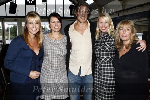 Amsterdam 16 september 2008
Gooische vrouwen met Linda de Mol Susan Visser Tjitske Reidinga Leopold Witte en Will Koopman krijgen platina en gouden dvd \'s overhandigd.