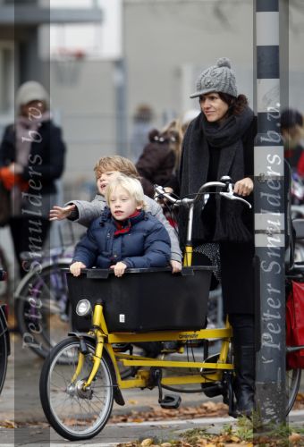 Amsterdam 17 november 2007
Susan Visser met kinderen in bakfiets.