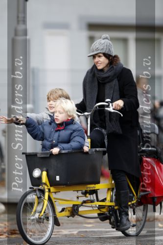 Amsterdam 17 november 2007
Susan Visser met kinderen in bakfiets.