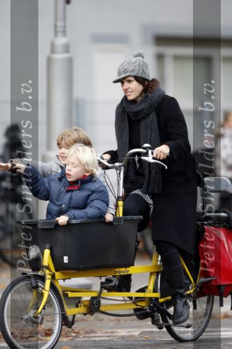 Amsterdam 17 november 2007
Susan Visser met kinderen in bakfiets.