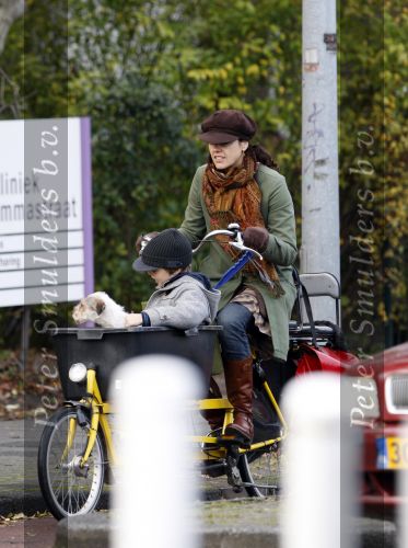Amsterdam 22 november 2007
Susan Visser met zoontje en hondje op de bakfiets.