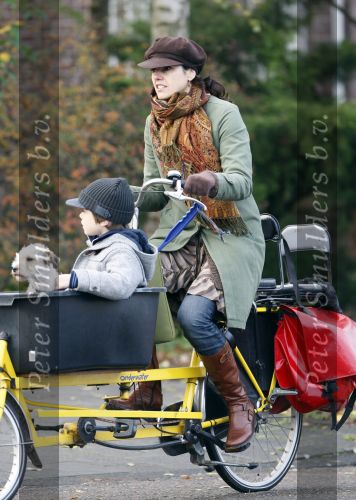 Amsterdam 22 november 2007
Susan Visser met zoontje en hondje op de bakfiets.
