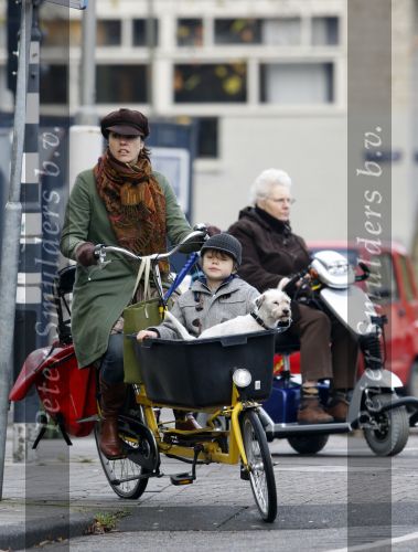 Amsterdam 22 november 2007
Susan Visser met zoontje en hondje op de bakfiets.