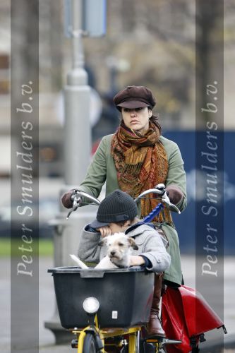 Amsterdam 22 november 2007
Susan Visser met zoontje en hondje op de bakfiets.