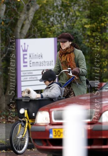 Amsterdam 22 november 2007
Susan Visser met zoontje en hondje op de bakfiets.