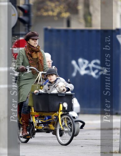 Amsterdam 22 november 2007
Susan Visser met zoontje en hondje op de bakfiets.