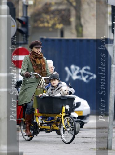Amsterdam 22 november 2007
Susan Visser met zoontje en hondje op de bakfiets.