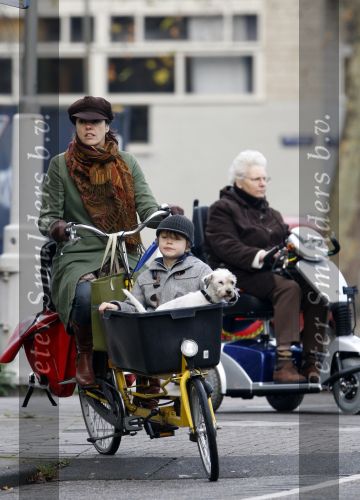Amsterdam 22 november 2007
Susan Visser met zoontje en hondje op de bakfiets.