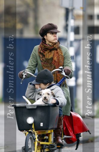 Amsterdam 22 november 2007
Susan Visser met zoontje en hondje op de bakfiets.