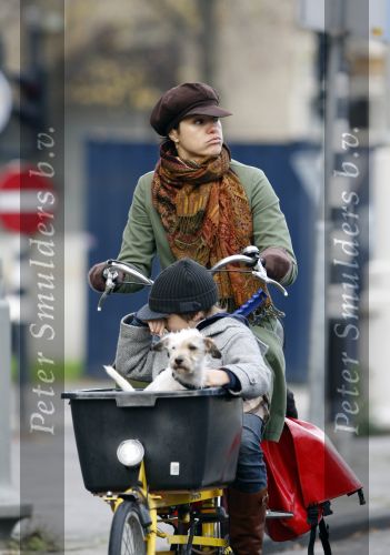Amsterdam 22 november 2007
Susan Visser met zoontje en hondje op de bakfiets.