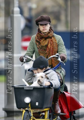 Amsterdam 22 november 2007
Susan Visser met zoontje en hondje op de bakfiets.