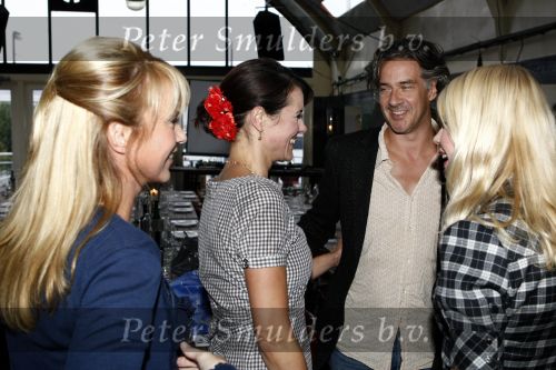 Amsterdam 16 september 2008
Gooische vrouwen met Linda de Mol Susan Visser Tjitske Reidinga Leopold Witte en Will Koopman krijgen platina en gouden dvd \'s overhandigd.