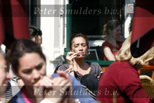 Amsterdam 21 april 2009
Suzanne Klemann drijkt biertje op terras.
Peter Smulders bv