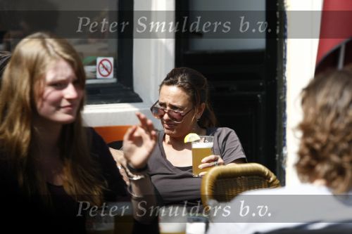 Amsterdam 21 april 2009
Suzanne Klemann drijkt biertje op terras.
Peter Smulders bv